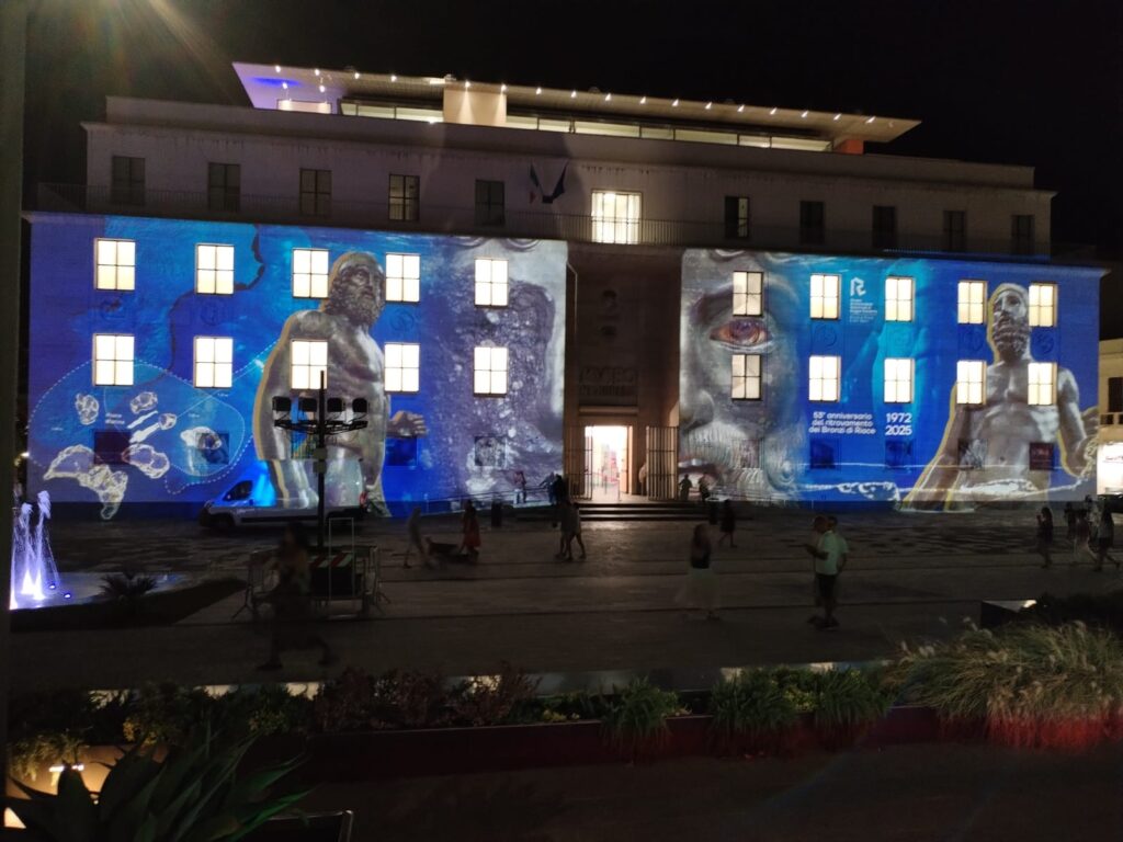 Facciata Museo di notte coi Bronzi