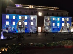 Facciata Museo di notte coi Bronzi