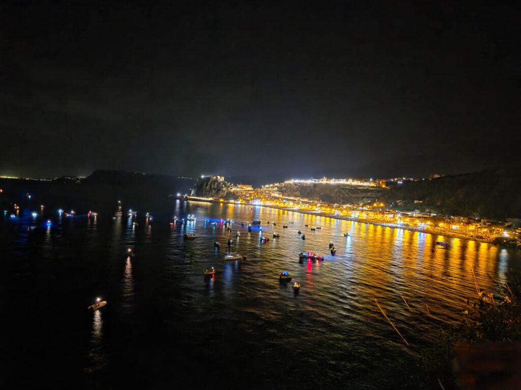 Fuochi d'artificio San Rocco - Scilla di notte con le luci - 17 agosto 2025