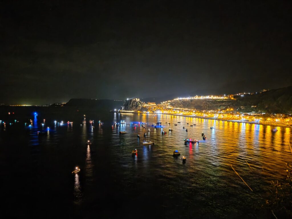 Fuochi d'artificio San Rocco - Scilla di notte con le luci - 17 agosto 2025