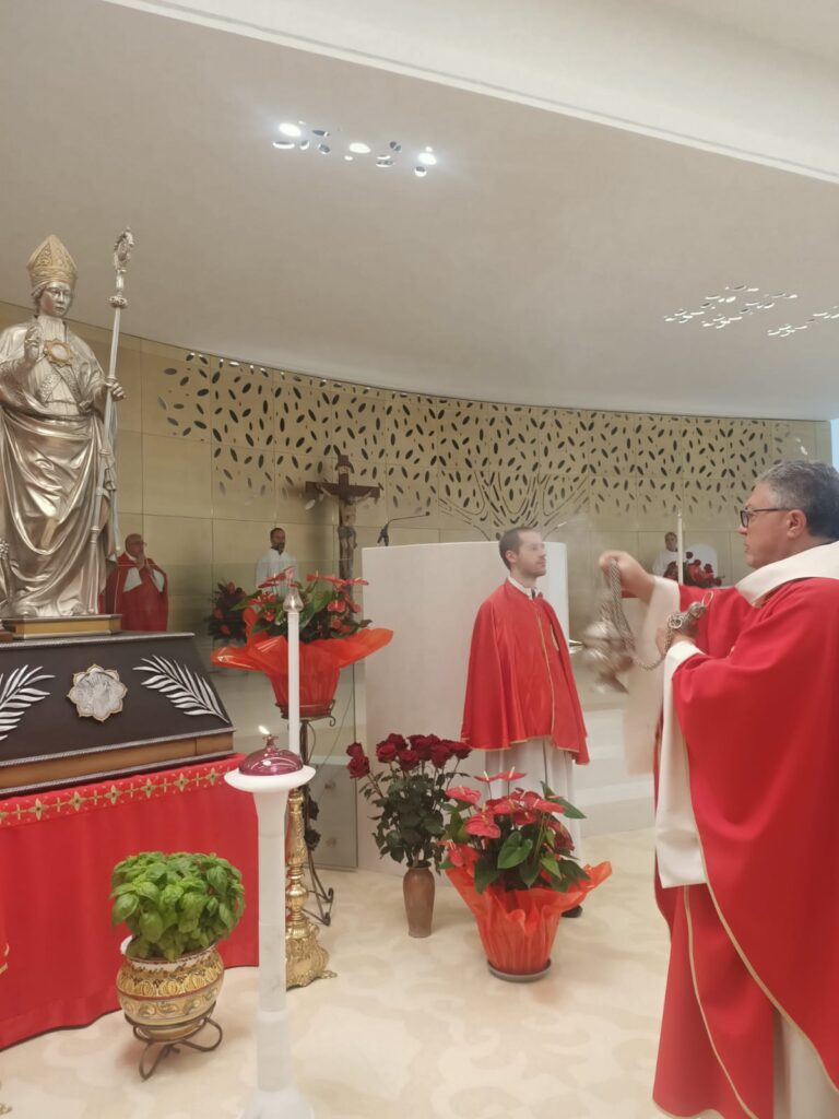Incensazione statua