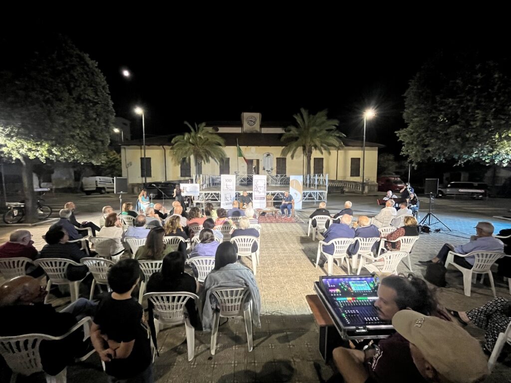 Piazza Municipio Gallina presentazione Petali di Giuseppe Marino