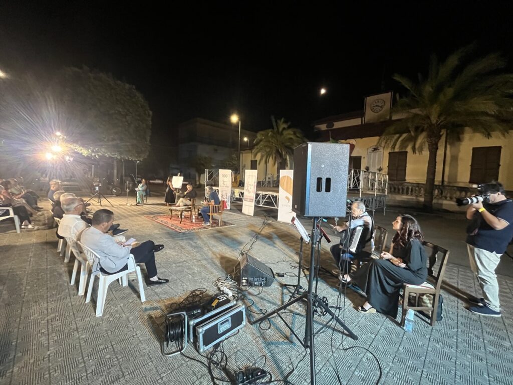 Piazza Municipio Gallina presentazione Petali di Giuseppe Marino