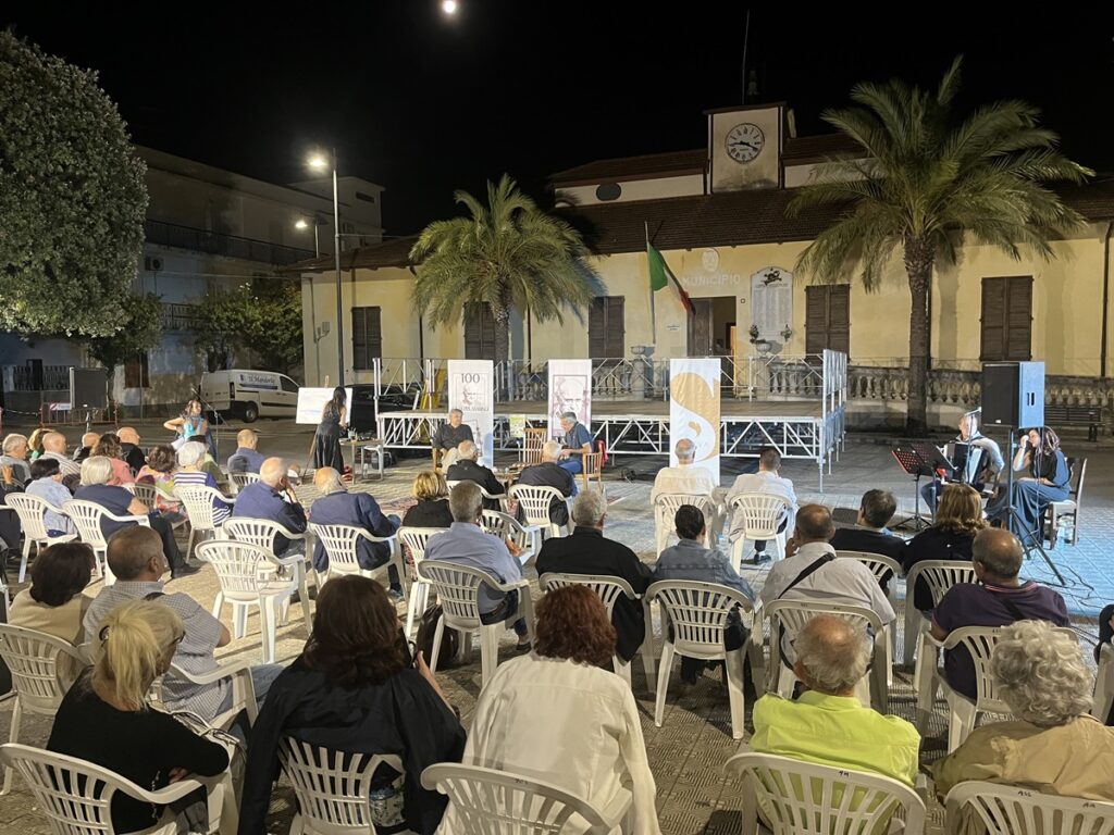 Piazza Municipio Gallina presentazione Petali di Giuseppe Marino