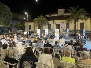 Piazza Municipio Gallina presentazione Petali di Giuseppe Marino