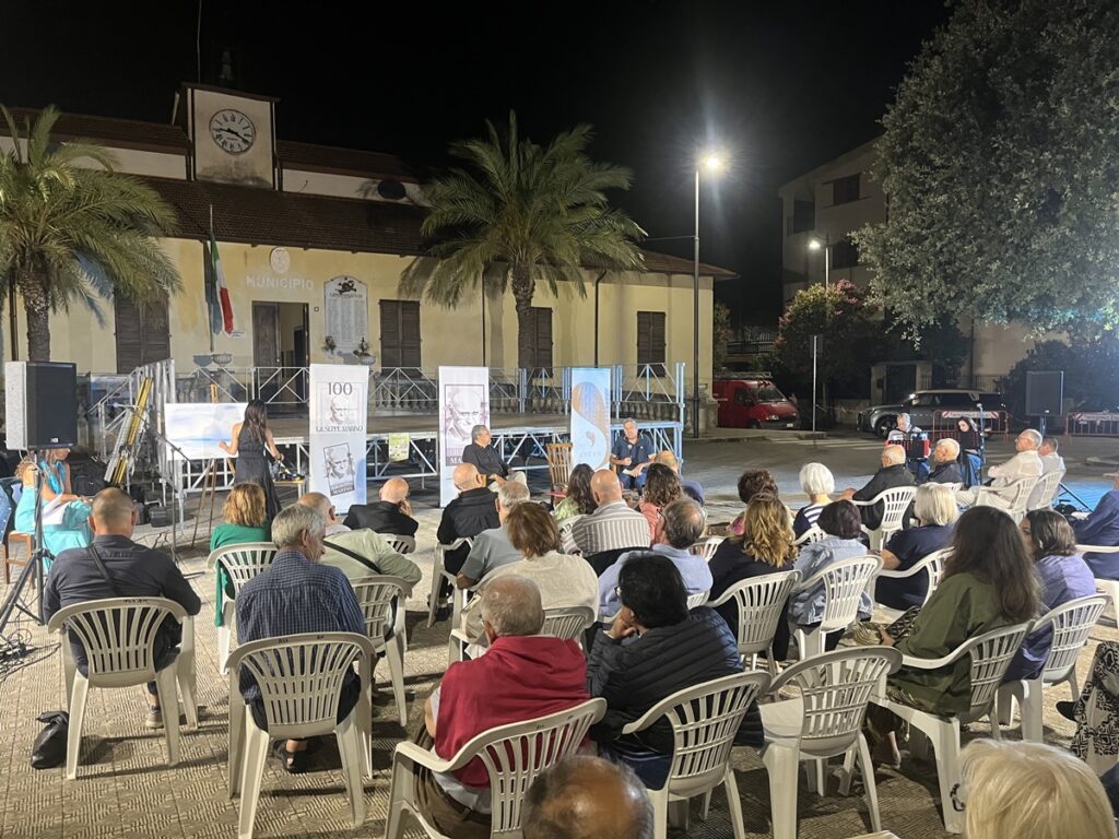 Piazza Municipio Gallina presentazione Petali di Giuseppe Marino
