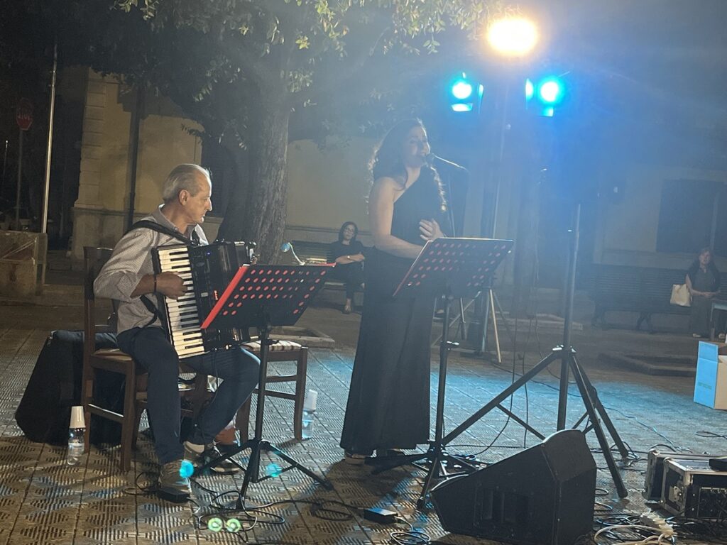Piazza Municipio Gallina presentazione Petali di Giuseppe Marino
