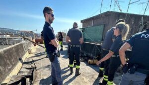 Polizia Catania donna barricata casa