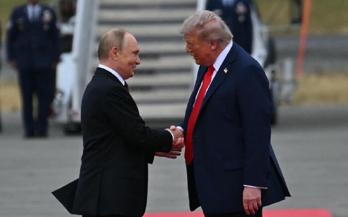 Stretta di mano fra Trump e Putin