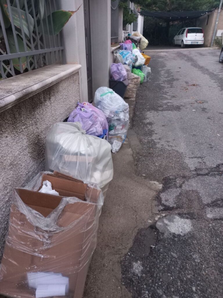 Spazzatura via Pozzicello a Gallico