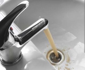 acqua sporca rubinetti