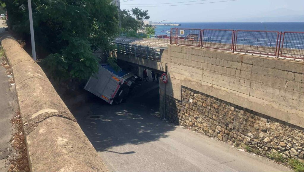 camion si ribalta a pentimele