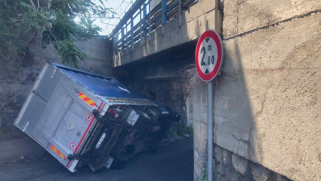 camion si ribalta a pentimele