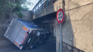 camion si ribalta a pentimele