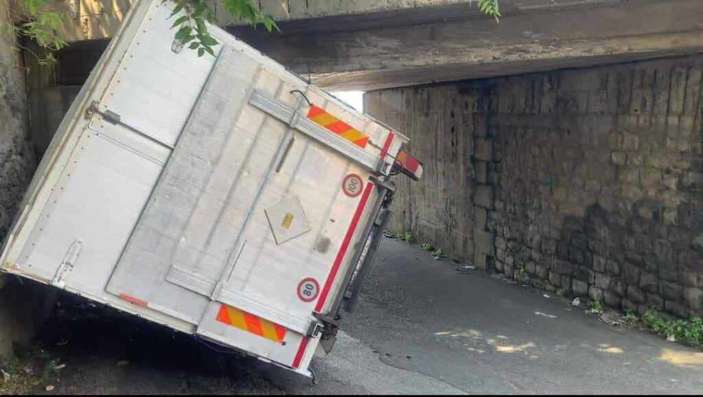 camion si ribalta a pentimele