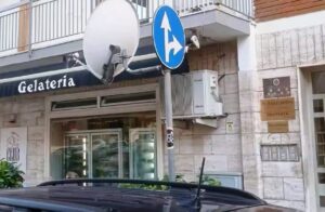 cartello stradale e parabola