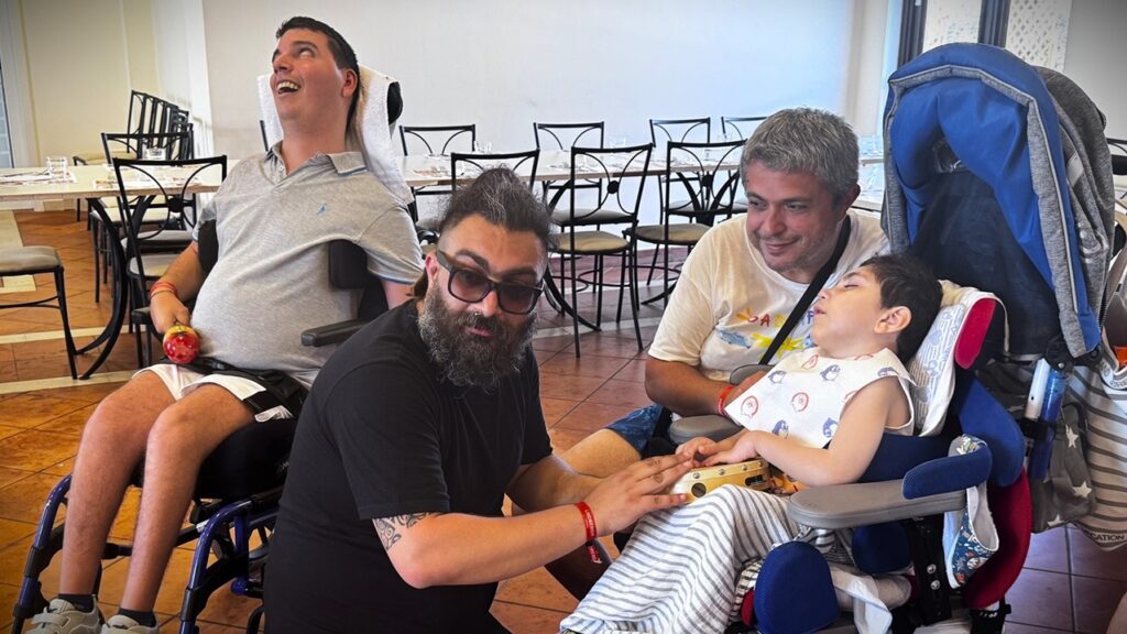 Uno degli assistenti, Pietro Bonfiglio, in una foto scattata nel campo di Caltanissetta