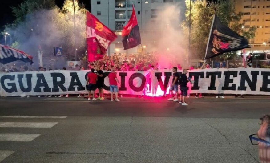 protesta ultrà cosenza striscione guarascio vattene