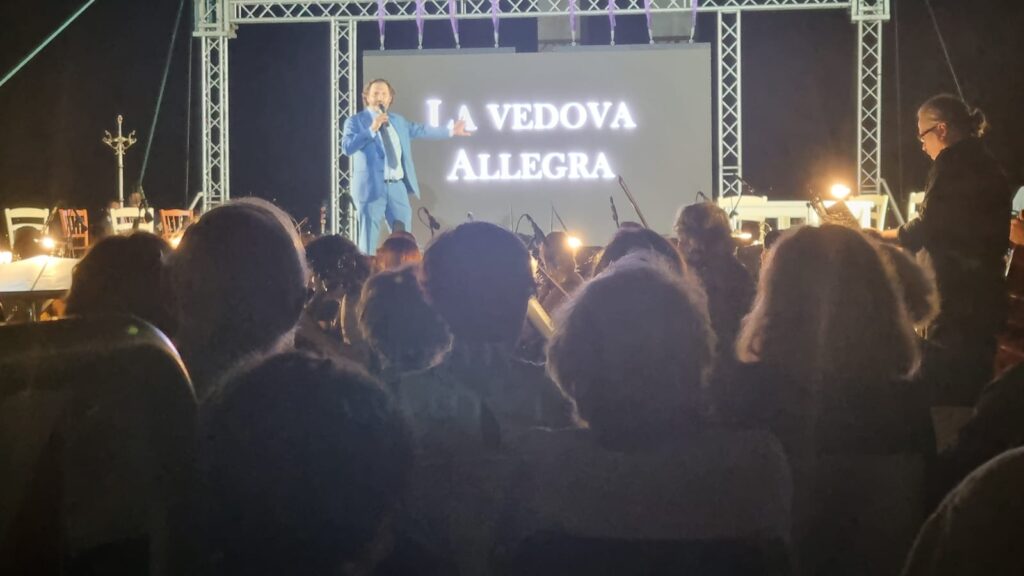 spettacolo la vedova allegra arena dello stretto 29 agosto 2025