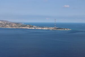 stretto dall'alto
