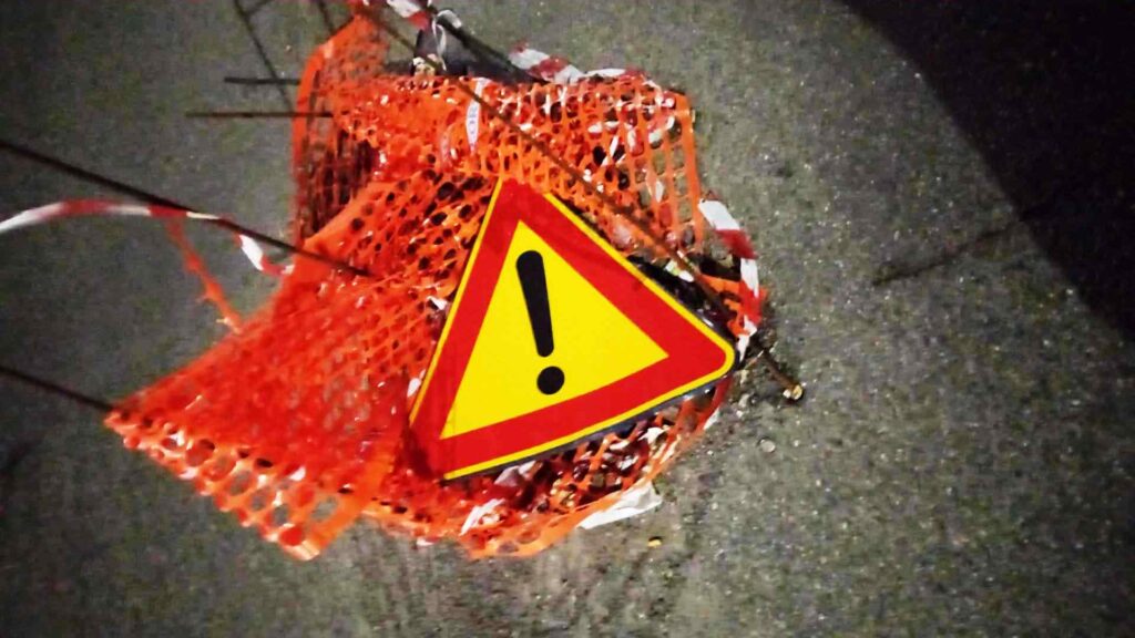 voragini recintate con il nastro arancione e abbellite con lanterne cinesi