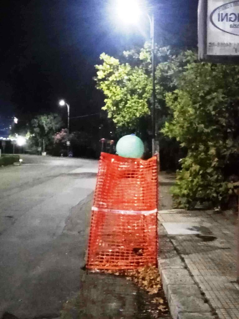 voragini recintate con il nastro arancione e abbellite con lanterne cinesi