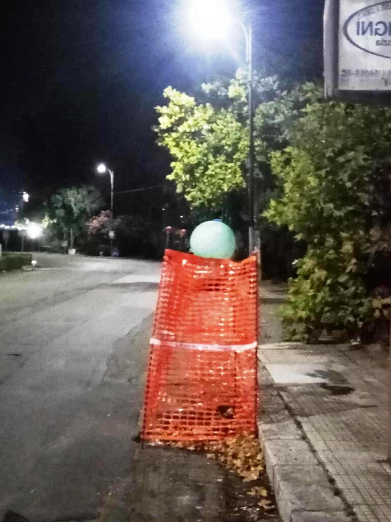 voragini recintate con il nastro arancione e abbellite con lanterne cinesi
