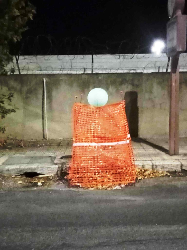 voragini recintate con il nastro arancione e abbellite con lanterne cinesi