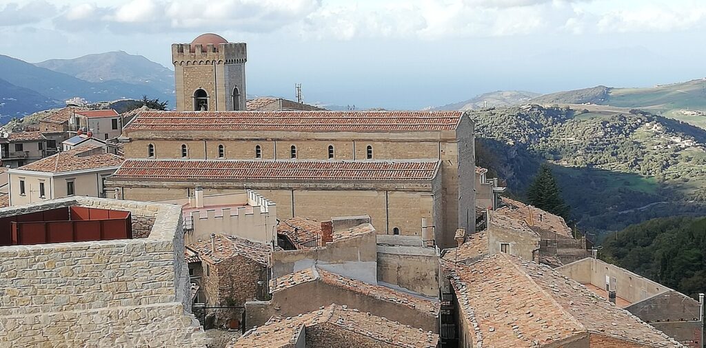 01_Foto_Castello Montalbano Elicona_fonte wikimedia commons