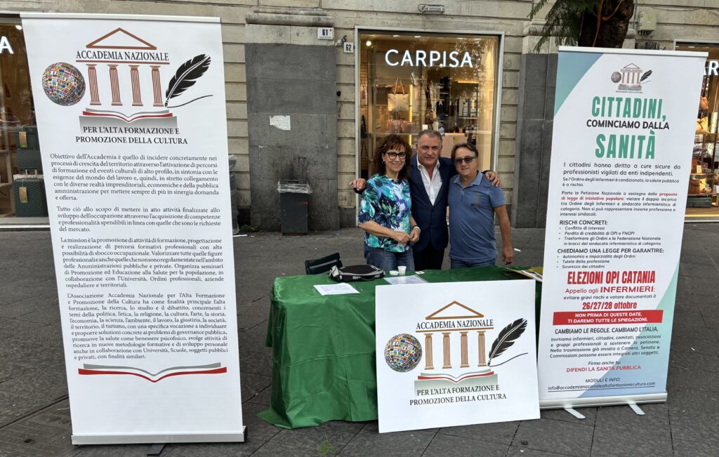 1 Raccolta firme proposta legge. Da sinistra Giovanna Spanò, Calogero Coniglio, Nunzio Sciacca