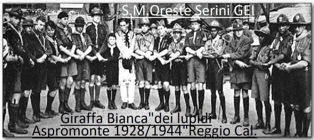 1920, scout si tengono per mano al Canto d'addio al termine del Jamboree di Olympia, post O Serini