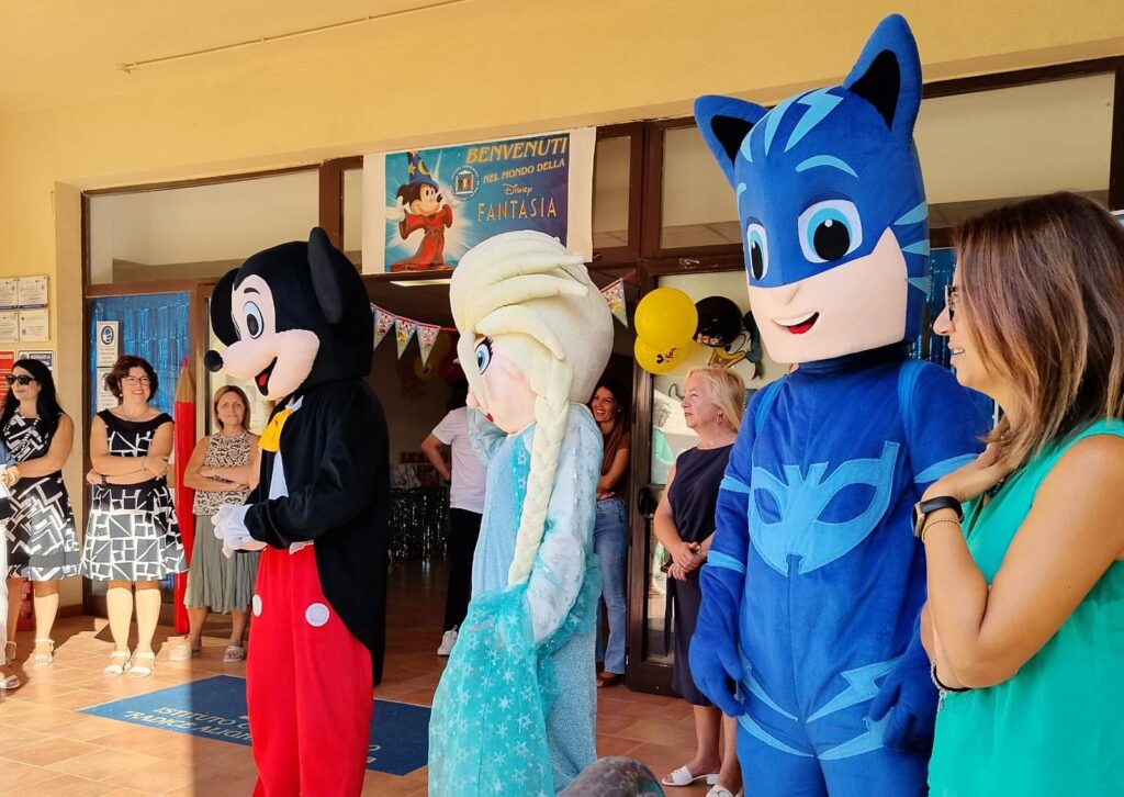 Alunni Radice Alighieri accolti da personaggi Disney