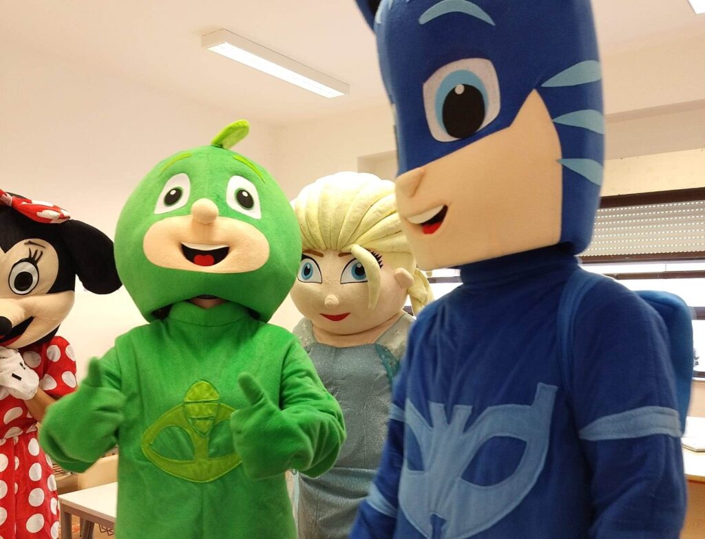 Alunni Radice Alighieri accolti da personaggi Disney