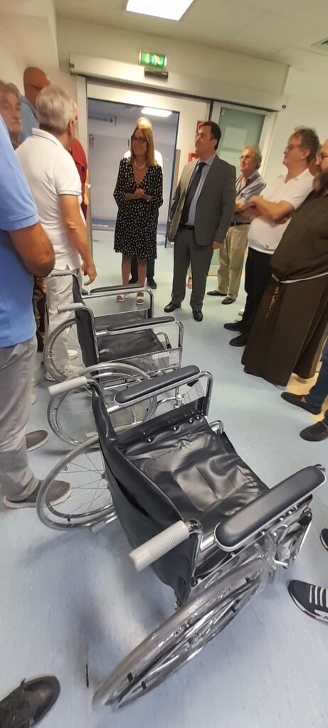 Associazione Portatori della Vara dona 10 carrozzine GOM