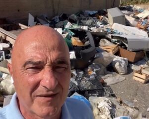 Azzarà denuncia discarica via Carrera