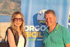Maria Rosaria Cusumano è stata nominata nuovo commissario cittadino della Lega per Salvini premier a Milazzo. La decisione è stata adottata dal commissario provinciale della Lega di Messina, Davide Paratore. “Professionista stimata - afferma Davide Paratore - e con una lunga esperienza politica e istituzionale, Maria Rosaria Cusumano ha già ricoperto il ruolo di Presidente del Consiglio comunale di Milazzo e successivamente quello di Assessore provinciale. Il suo impegno politico è stato da sempre all’interno dell’area del centrodestra. La sua nomina - conclude Pararore - va nella direzione di radicamento sempre più forte per il rilancio dell’azione della Lega sul territorio”. Maria Rosaria Cusumano, che ha davanti un primo appuntamento politico con le elezioni amministrative del 2026, sottolinea: “Sarà mio impegno lavorare con dedizione per rafforzare la presenza della Lega a Milazzo, dialogando con i cittadini e valorizzando le energie migliori della nostra comunità. A Milazzo ci confronteremo sulle progettualità per il futuro della città a sostegno dell'amministrazione guidata dal sindaco Pippo Midili. Ringrazio il senatore Nino Germanà e il coordinatore provinciale Davide Paratore per la fiducia che hanno riposto in me”. Anche il segretario regionale della Lega Nino Germanà interviene sulla nomina della neo coordinatrice della Lega di Milazzo. “Con Maria Rosaria Cusumano, il nostro partito punta a rafforzare la propria identità e a farsi portavoce delle istanze del territorio, in un percorso di crescita e partecipazione attiva”.