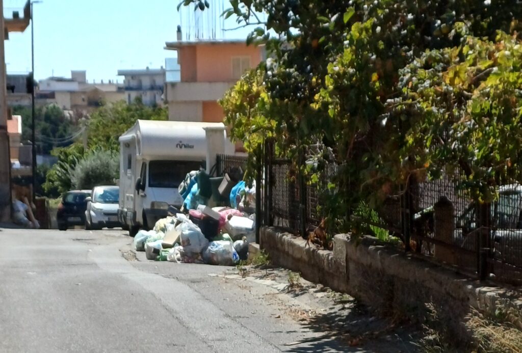 Disservizi raccolta indifferenziata in vico Ferruccio