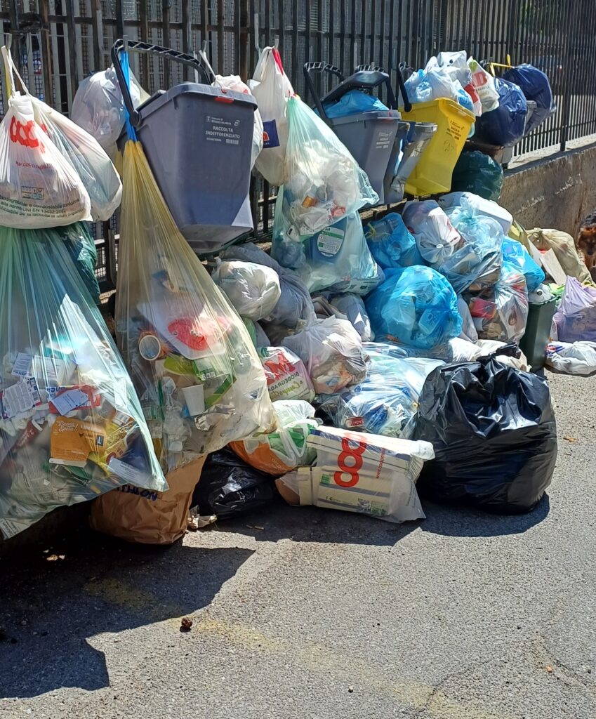 Disservizi raccolta indifferenziata in vico Ferruccio