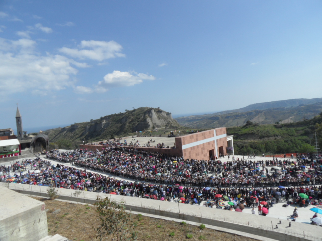 Fedeli in preghiera al santuario