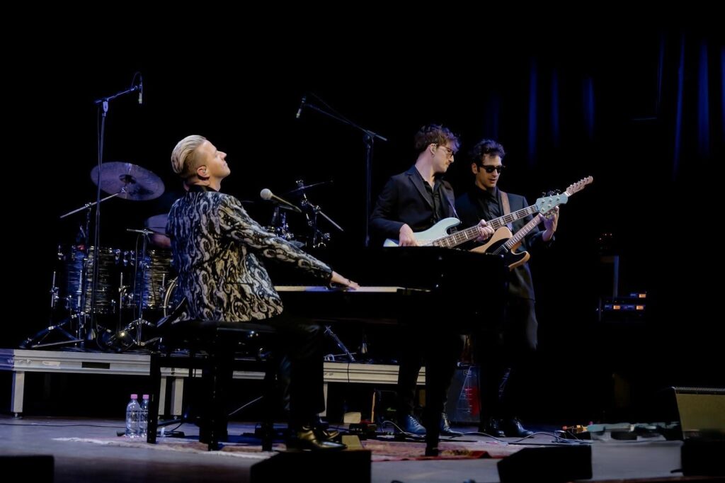 Matthew Lee con band