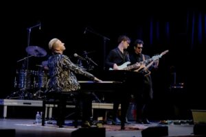 Matthew Lee con band