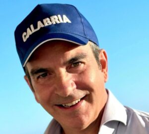 Occhiuto con cappellino