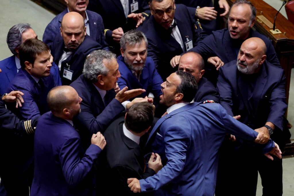 Ok camera a separazione carriere riforma della giustizia, bagarre in aula e proteste