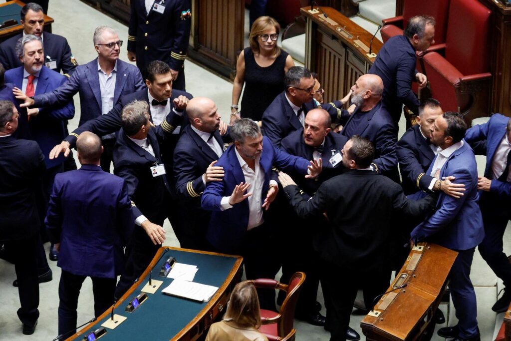 Ok camera a separazione carriere riforma della giustizia, bagarre in aula e proteste