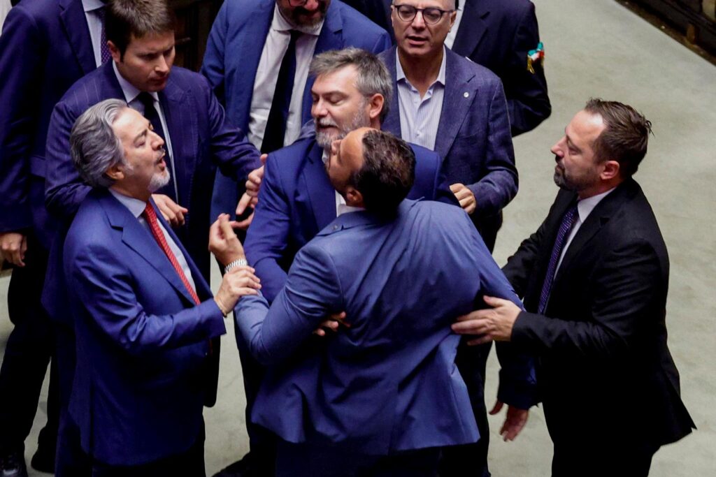 Ok camera a separazione carriere riforma della giustizia, bagarre in aula e proteste