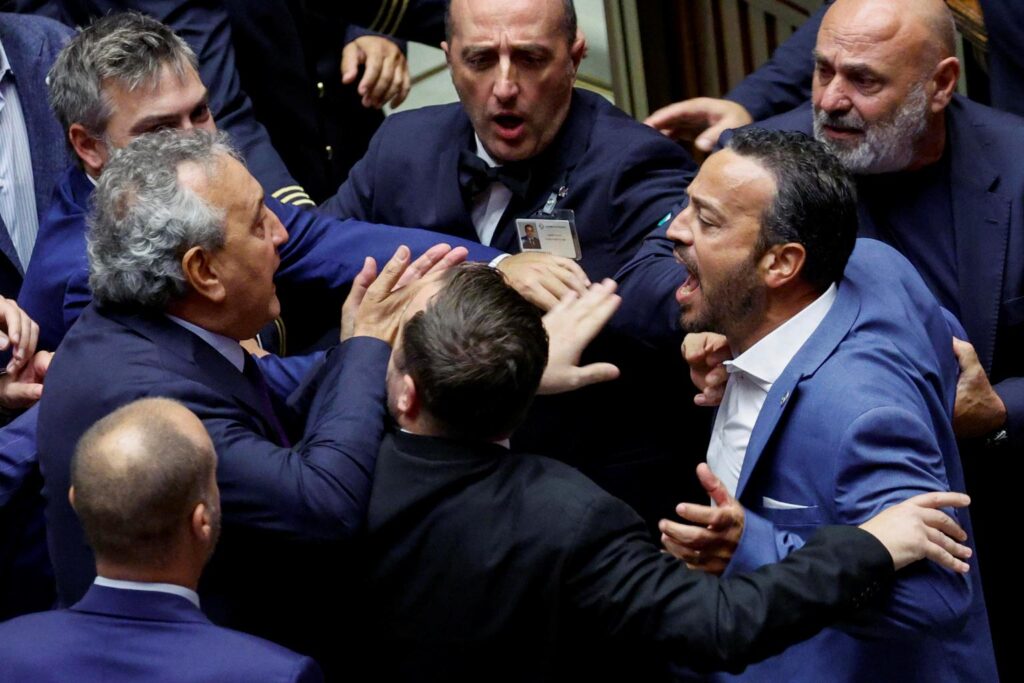 Ok camera a separazione carriere riforma della giustizia, bagarre in aula e proteste