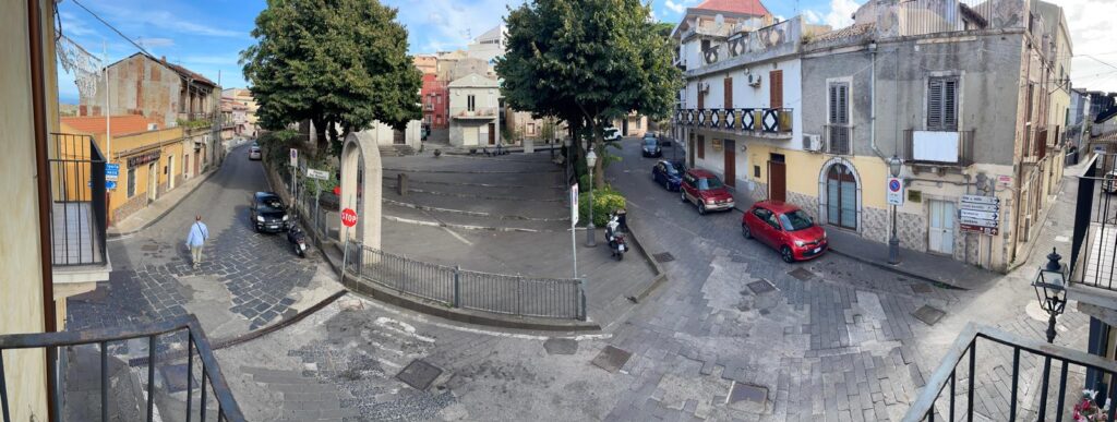 Piazza SS. Rosario Castanea 1