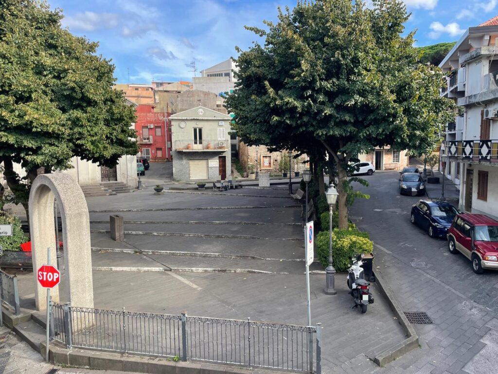 Piazza SS. Rosario Castanea 3