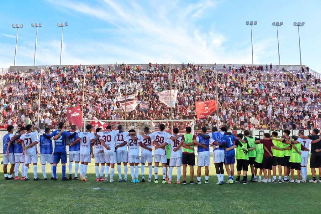 Reggina-Nissa saluto squadra tifosi a fine gara