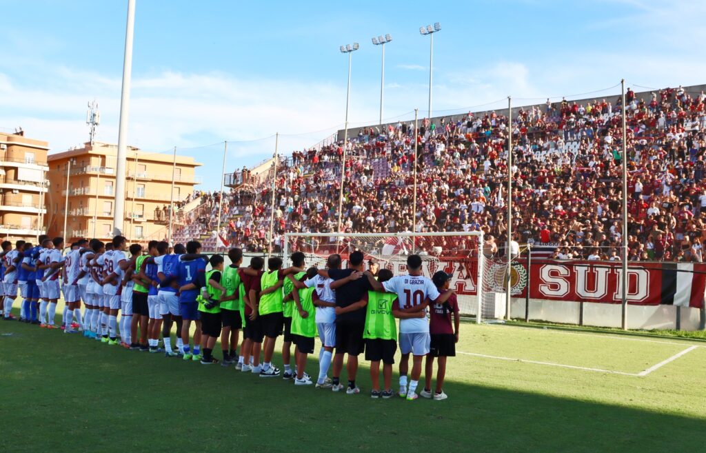 Reggina-Nissa saluto squadra tifosi a fine gara